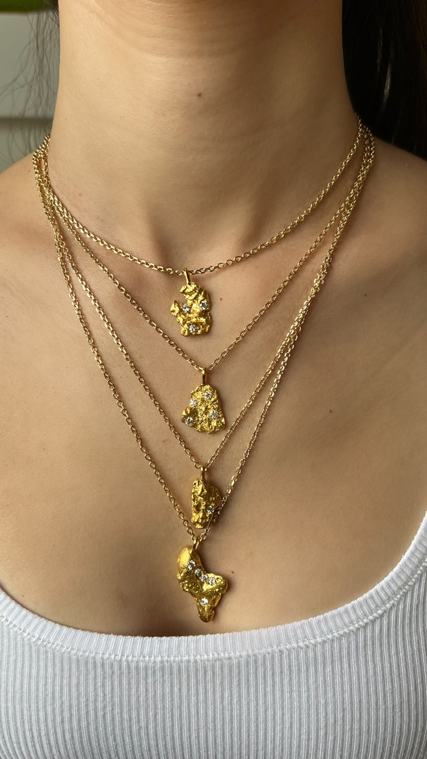 22K YELLOW GOLD NUGGET WITH FOUR DIAMONDS